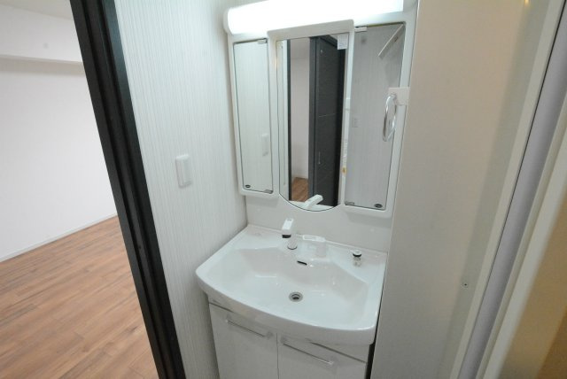 エクセラン朝妻の独立洗面台|シャンプードレッサー付なので忙しい朝の時間を短縮できます