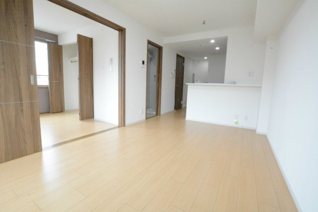 エクセラン朝妻の内装|明るい色調の室内です