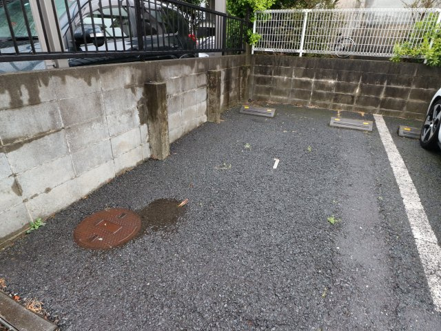 レオパレスラーク取手の駐車場