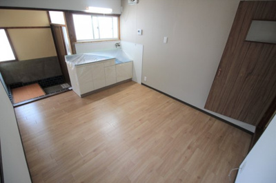 【居間・リビング】 | 福万寺町3丁目戸建て | ★6帖ダイニングキッチン★