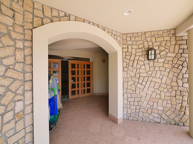 プレステ12番館のエントランス