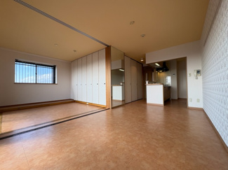 【居間・リビング】 | ルネス・デルフィー | ★バルコニー側の洋室とつなげてＬ型リビングに変更可