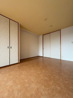 【洋室】 | ルネス・デルフィー | ★真ん中の洋室・収納豊富！！