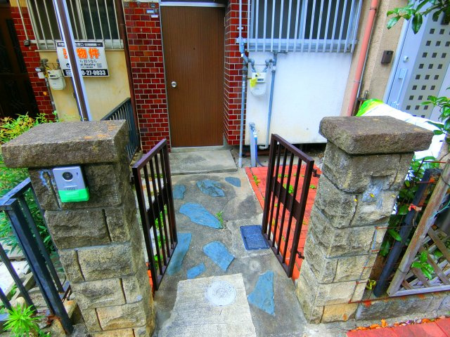 草尾テラスハウスのエントランス