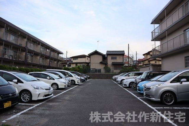 ソレイユ鷹の台　C棟　の駐車場