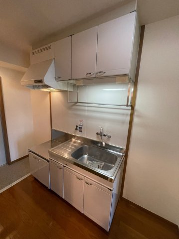 エタニティコートⅠ番館のキッチン|ゆったりとした居間です