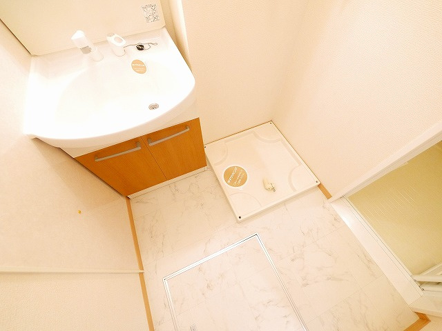 ヴィラ クレストの独立洗面台|朝の支度にも助かる、独立の洗髪洗面化粧台