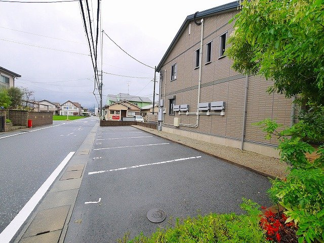 ヴィラ クレストの駐車場|駐車場があるので、車を買う予定の方も安心です