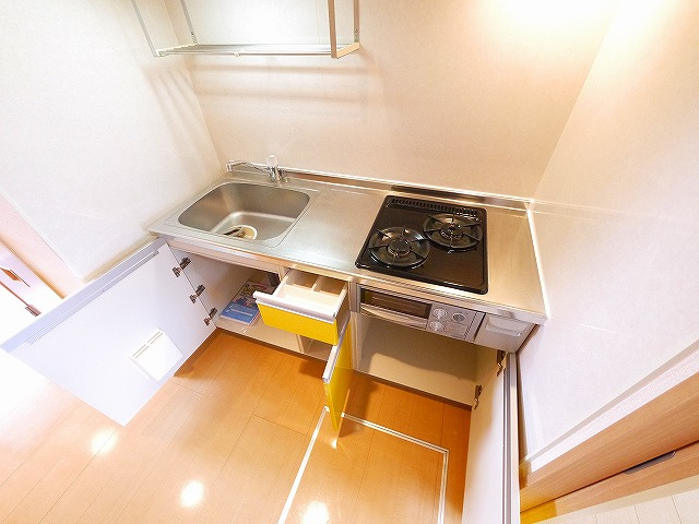 ヴィラ クレストのキッチン|コンパクトなキッチンで掃除もラクラク