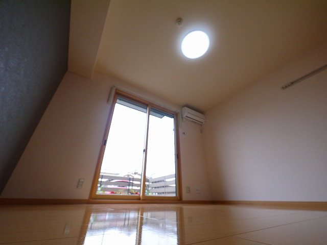 ヴィラ クレストの内装|明るい室内です