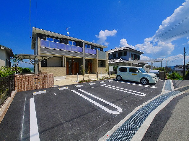 ルミエール（生駒市）の駐車場