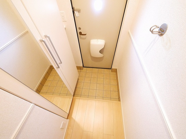 ルミエール（生駒市）の玄関|収納もある玄関です