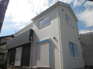 【外観】 | オフホワイトとダークグレーがアクセントの２号棟。まもなく完成予定！すでに内覧ご希望受け付けておりますので、お気軽にお問い合わせください！