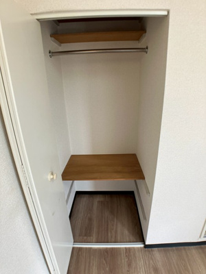 【収納】 | ミングルAP.栗谷一番館 | 南西向き洋室4.5帖のお部屋にあるクローゼットです！お気に入りのお洋服もすっきり収納できます♪