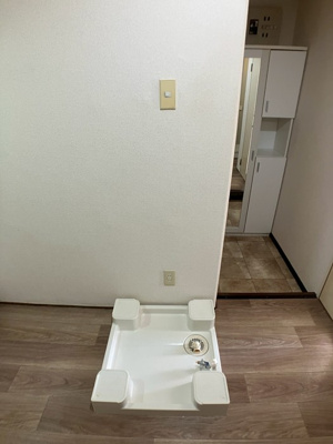 【設備】 | ミングルAP.栗谷一番館 | キッチンにある室内洗濯機置き場です♪防水パンが付いているので万が一の漏水にも安心です！