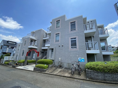 【外観】 | ミングルAP.栗谷一番館 | 小田急線「生田」駅まで徒歩9分、「読売ランド前」駅までも徒歩圏内！2駅利用可能で通勤通学・お買物にも便利な立地の3階建てマンションです♪