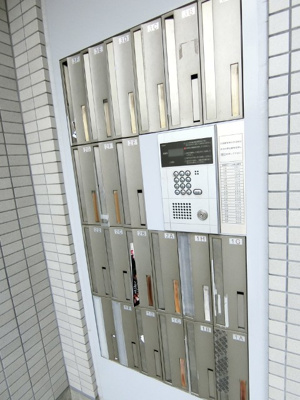 【エントランス】 | ミングルAP.栗谷一番館 | 共用エントランスは不審者の侵入を未然に防ぐオートロック付き！防犯対策充実しています◎