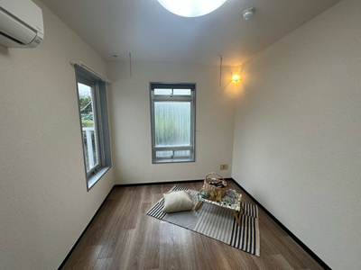 【洋室】 | ミングルAP.栗谷一番館 | 南西向き洋室4.5帖☆玄関から入って正面、バルコニーに繋がる角部屋二面採光のお部屋です！エアコン付きで1年中快適に過ごせますね☆