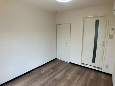 【寝室】 | ミングルAP.栗谷一番館 | 南西向き洋室4.5帖☆クローゼットがあります♪お洋服がスッキリ収納できて、整理しやすくなりますね♪