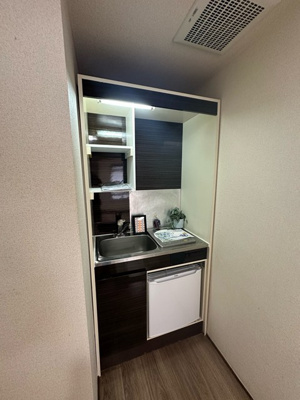 【キッチン】 | ミングルAP.栗谷一番館 | 一人暮らしには欠かせないキッチンがあります♪場所を取るお皿もすっきり収納できます♪便利なミニ冷蔵庫も付いています☆