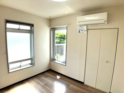 【洋室】 | ミングルAP.栗谷一番館 | 洋室4.5帖☆玄関から入って左側、バルコニーに繋がる角部屋二面採光のお部屋です！書斎・寝室など多用途に使えそう♪こちらのお部屋にもエアコンが付いています☆