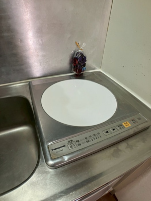 【キッチン】 | ミングルAP.栗谷一番館 | キッチンは1口IHクッキングヒーター♪IHは火を使わないので安心なうえ、お掃除もラクラク♪自炊生活で楽しく健康に！