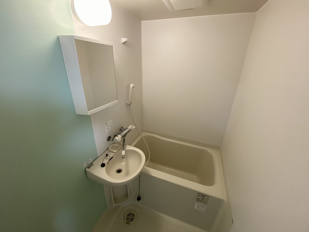 メゾンド梨花の浴室|鏡の中は収納