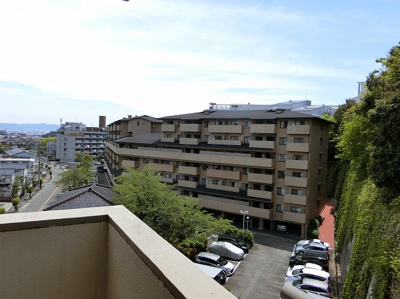 【展望】 | 千里丘ロイヤルハイツ | 【現地写真】
 周りに高い建物はございません♪南西向きで陽当たり良好です♪