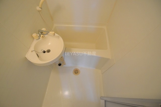 第６大津ビルの浴室