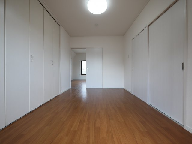 第２仲村マンションの居間・リビング|フローリングのキレイなお部屋です