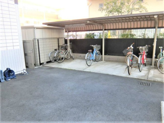 【その他共用部分】 | 屋根付きの駐輪場で雨が降っても大切な自転車が濡れなくてすみますね♪駅から自転車もおすすめです！