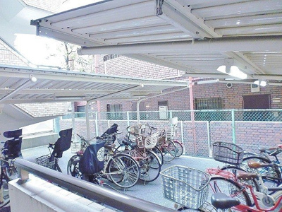 【その他共用部分】 | イーストヴィレッジ | 屋根付きの駐輪場で雨が降っても大切な自転車が濡れなくてすみますね♪駅から自転車もおすすめです！