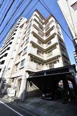 【外観】 | メゾン平和 | 南西角部屋・二面採光のため明るい陽射しが差し込みます。
快適に暮らせるエアコンを2基設置。