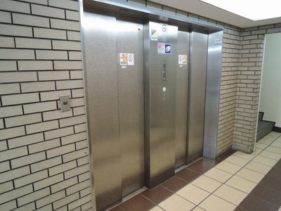 【その他共用部分】 | インペリアル東白楽ガーデンハウスB棟 | お買い物時やベビーカーの出し入れに便利なエレベーター付
混雑時にも便利なエレベーター2基付です。
