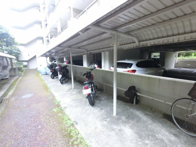 【その他共用部分】 | ベルコリーヌ港南第2 | バイク置場です。