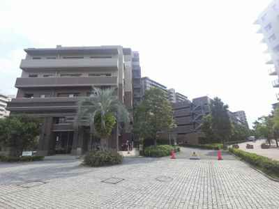 【外観】 | ヨコハマオールパークス第二街区F棟 | 緑豊かな住環境！屋内プール・ラウンジ等共用施設が充実。
13階南東向きにつき日当たり・眺望良好です。