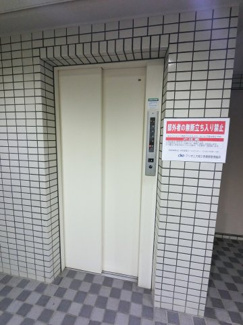 【その他共用部分】 | お買い物時やベビーカーの出し入れに便利なエレベーター付。