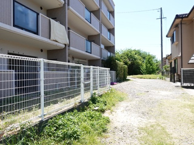 【展望】 | ネオライフ戸坂 | ここが、建物の敷地外通路です！ここまで車で荷物を運び、室内に入れてから駐車場へ！なんてこともできます。