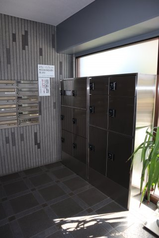 ダイアパレス津田沼東　１階専用庭付のエントランス|宅配ボックス