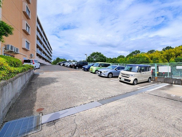 ノバ学園前Ⅲ番館の駐車場