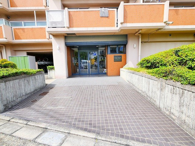 ノバ学園前Ⅲ番館のエントランス