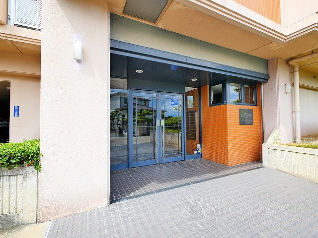 ノバ学園前Ⅲ番館のエントランス