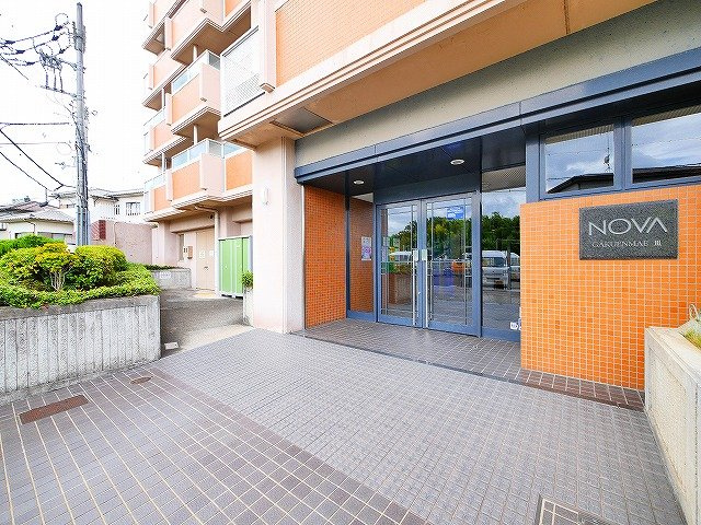 ノバ学園前Ⅲ番館のエントランス