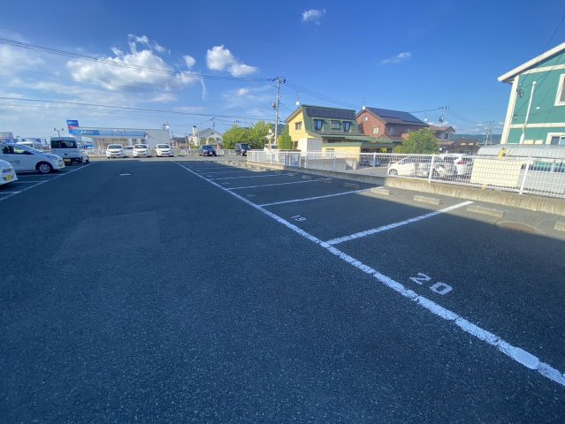 プラムコートの駐車場