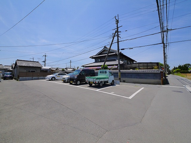 山本覚貸家（2）の駐車場|駐車場完備です