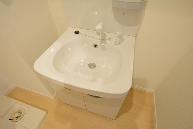 Aletta合川町の独立洗面台|朝の支度にも助かる、独立の洗髪洗面化粧台