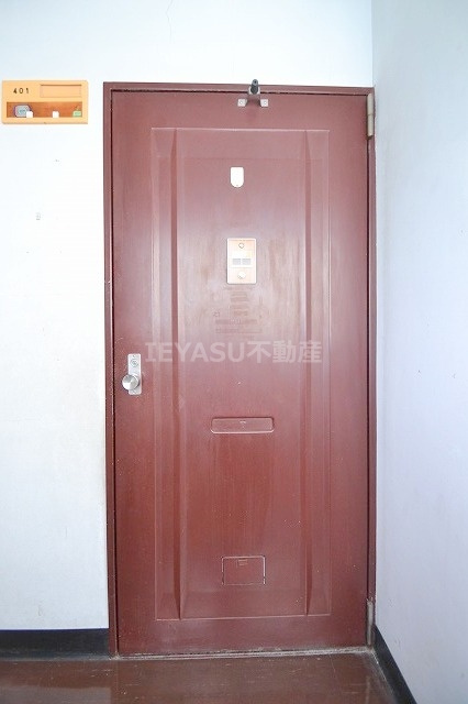 広島市西区天満町の賃貸マンションの玄関