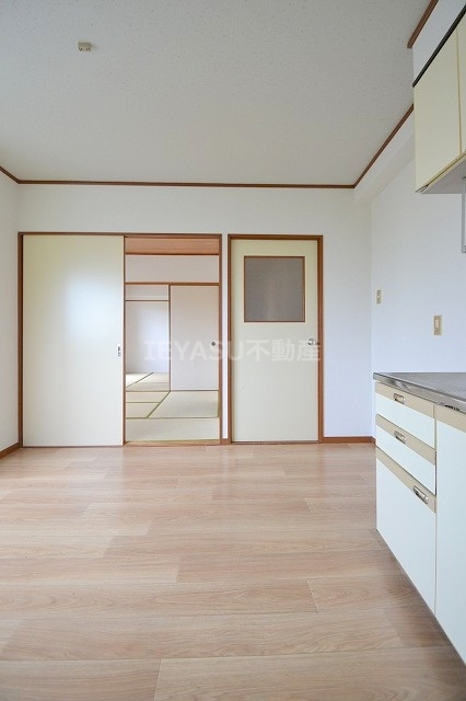 広島市西区天満町の賃貸マンションの居間・リビング