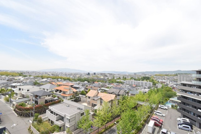 【展望】 | 【駐車場使用権付！月額2900円・フルリフォーム】桃山台グランドマンションD参棟 | バルコニーの前面には建物がないので、日当たりも風通しも良好です。また、緑あふれる景色ですので、ほっとしたいひと時に眺めてみてはいかがでしょうか。