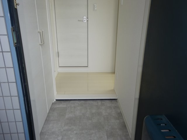 フローレス東松本の玄関